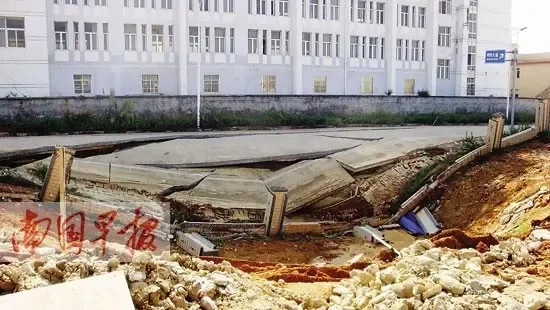 南宁一高校旁工地发生岩溶地面塌陷 地质专家
