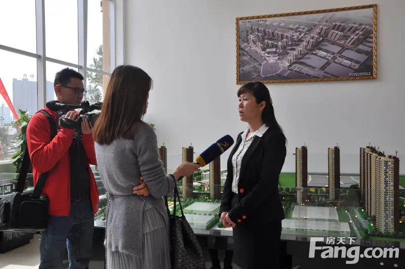 咸阳市安居工程接受办公室副主任韦苇统建市电视台采访浙江婴儿游泳师培训图片