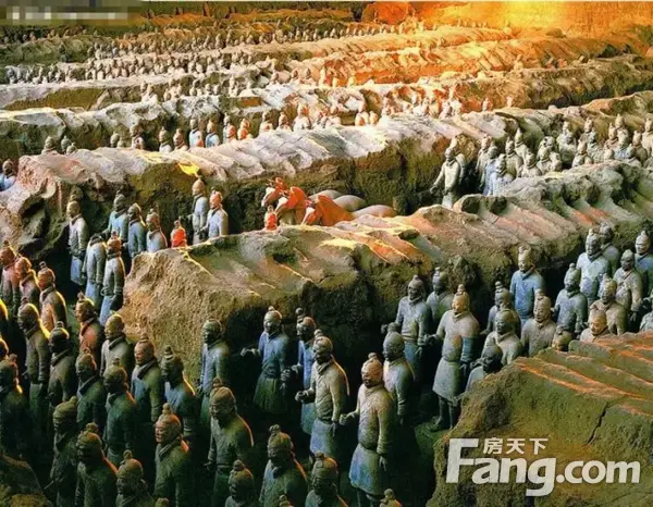 秦始皇陵兵马俑坑发现于1974年,在已发现的三座俑坑里出土了大量的