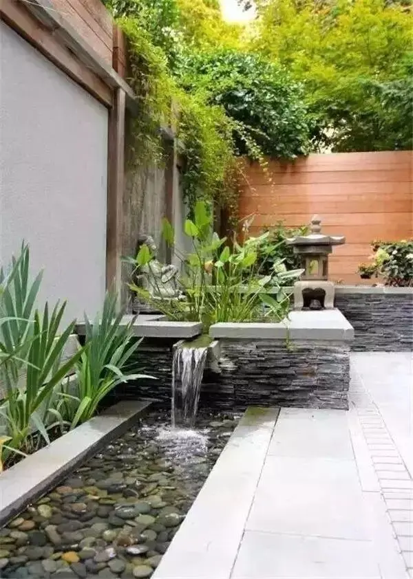 放在绿草丛中的小喷泉,只要这么一个水景,就能让我们的花园,庭院,变得