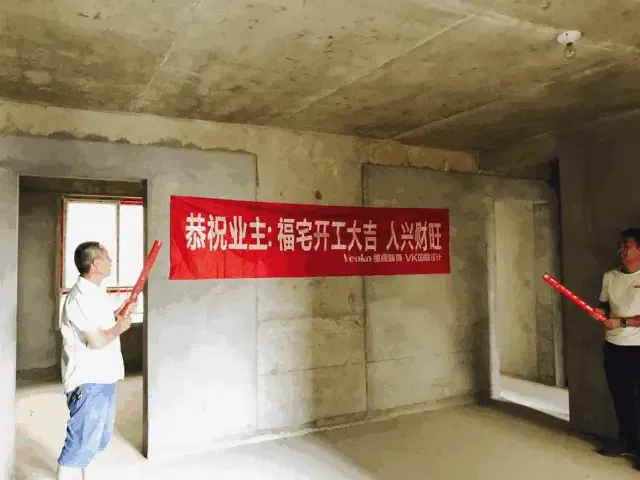 主卧利用其进深较长的特点,调整原本门洞的位置,占用部分过道做了