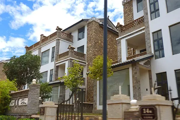 一期现房在售,二期2015年年底开盘在售中新动态:大理公馆别墅,小高层