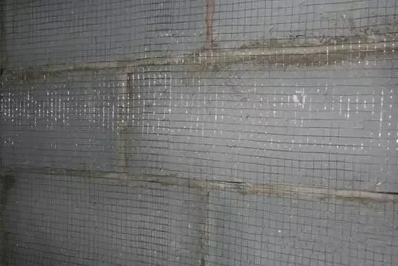 新房装修时,师傅坚持要做挂网,知道原因后我给师傅多买了几包烟