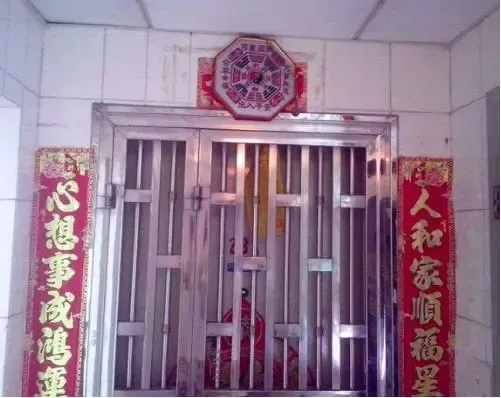 对门邻居一旦在门上挂这个玩意你马上让他拆了否则倒霉的是你