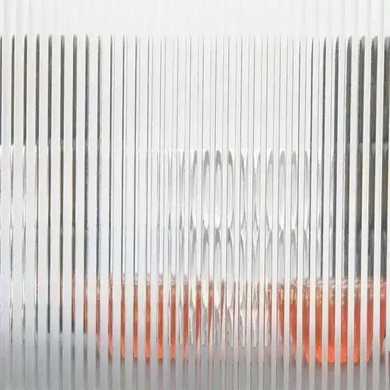 柜门竖纹设计色彩丰富的厨房用具储物采用竖纹玻璃隔断,收纳性和展示