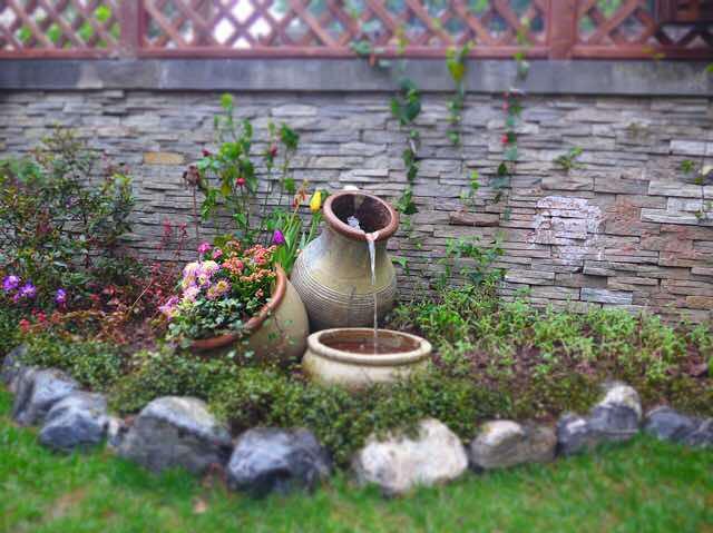 石头围成的花圃,种植一些花花草草,在不布置一些景观.