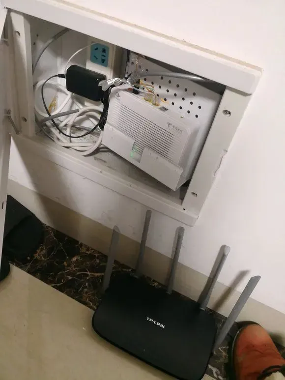弱电箱很小路由器咋装进去眼看老师傅拆掉路由器塞个小芯片