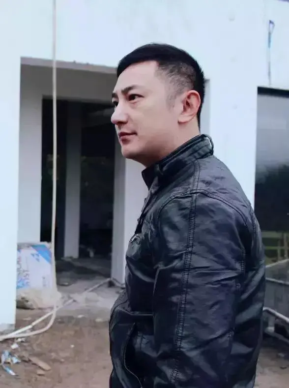 3个理科男包下荒村,盖了12栋小木屋,把《富春山居图》搬进现